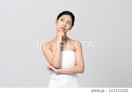 美容やダイエットについて悩む若い女性 121212281