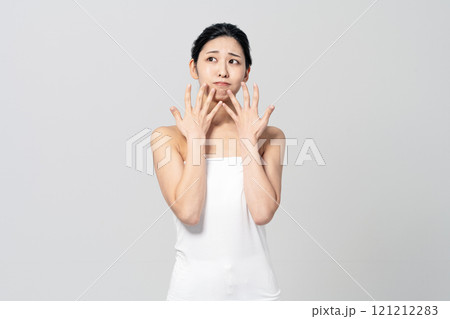 美容やダイエットについて悩む若い女性 121212283
