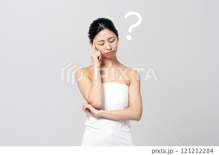 美容やダイエットについて悩む若い女性 121212284