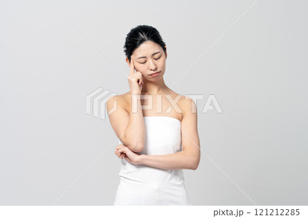美容やダイエットについて悩む若い女性 121212285