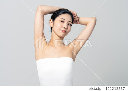 チューブトップを着た若い女性の脱毛イメージ チューブトップを着た若い女性の脱毛イメージ 121212287