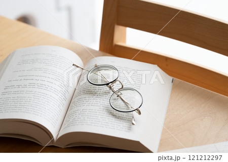 本の上に置かれた眼鏡 121212297