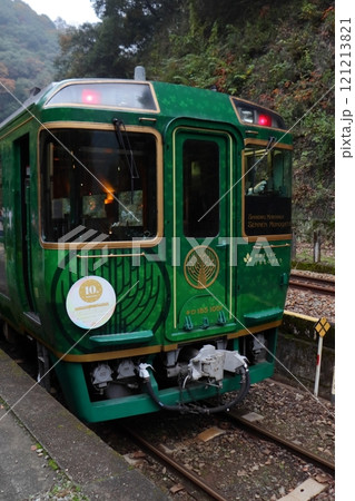 山深い駅で停車する四国まんなか千年ものがたり(坪尻駅) 山深い駅で停車する四国まんなか千年ものがたり(坪尻駅) 121213821