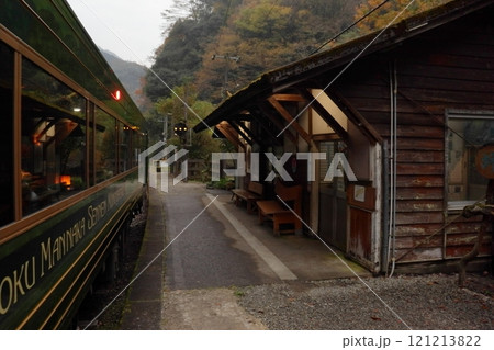 日没前の坪尻駅で停車する四国まんなか千年ものがたり 121213822