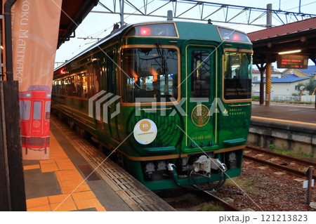 琴平駅で停車する四国まんなか千年ものがたり(1号車 春萌の章) 琴平駅で停車する四国まんなか千年ものがたり(1号車 春萌の章) 121213823