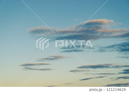 晩秋の日暮れ前の西の空と雲 a-5 フィルム調 晩秋の日暮れ前の西の空と雲 a-5 フィルム調 121214629