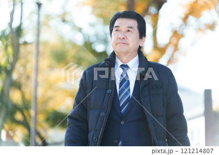 通勤するビジネスマン（営業・外回り・秋冬・上着・コート） 121214807