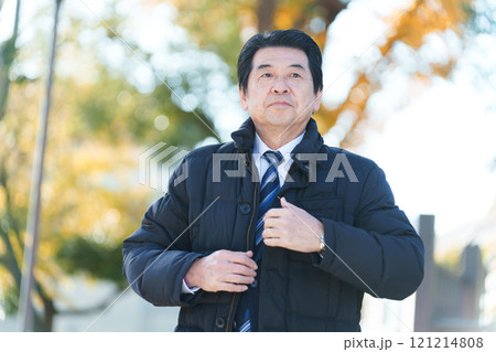通勤するビジネスマン（営業・外回り・秋冬・上着・コート） 121214808