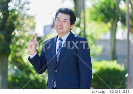 ピースする60代のビジネスマン 121214811