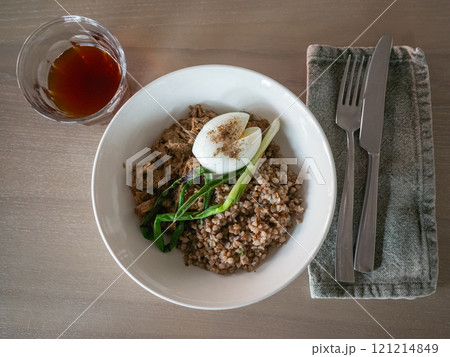 【ウクライナ】東部ハルキウのカフェのテーブルに置かれたナイフとフォークと蕎麦の実を使った料理 【ウクライナ】東部ハルキウのカフェのテーブルに置かれたナイフとフォークと蕎麦の実を使った料理 121214849