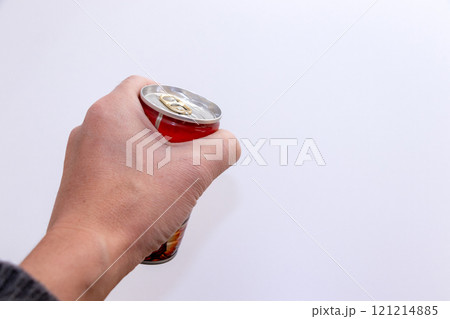 飲み物の缶を手で持つ 飲み物の缶を手で持つ 121214885
