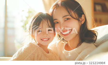 明るい部屋で幸せそうに笑う母親と女の子 121214904