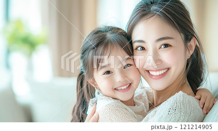 明るい部屋で幸せそうに笑う母親と女の子 121214905