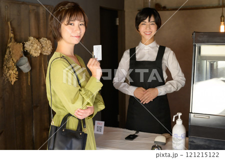 お店でカード決済する女性 お店でカード決済する女性 121215122