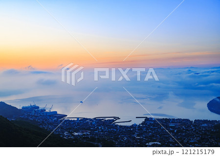 瀬戸内海国立公園野呂山鉢巻き山展望台よりの雲海と朝焼け 121215179