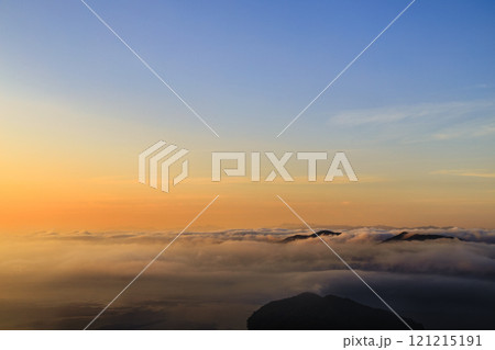 瀬戸内海国立公園野呂山鉢巻き山展望台よりの雲海と朝焼け 121215191