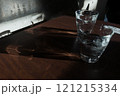 カフェのグラスの水 121215334