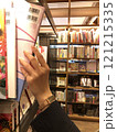 書店で本を取る女性の手 121215335