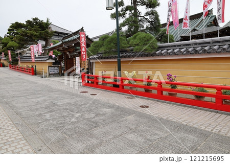 兵庫県宝塚市にある紫雲山中山寺の参道風景 兵庫県宝塚市にある紫雲山中山寺の参道風景 121215695
