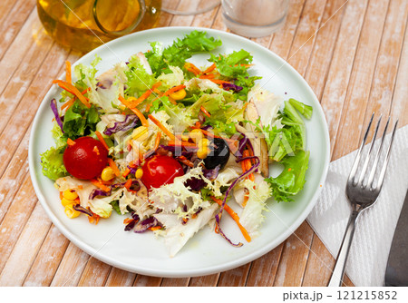 Fresh mixed salad with lettuce, corn, olives and cherry tomatoes 121215852