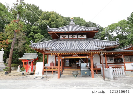 兵庫県宝塚市にある紫雲山中山寺の境内風景 121216641