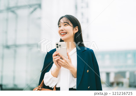 スマホを持つビジネスウーマン スマホを持つビジネスウーマン 121216725