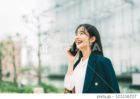 電話をするビジネスウーマン 121216727