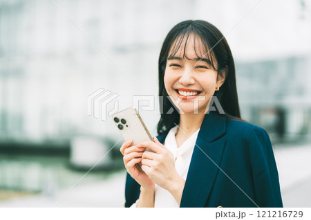 スマホを持つビジネスウーマン 121216729