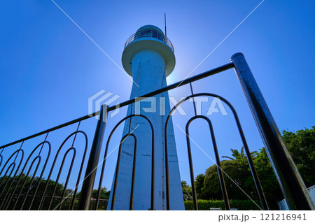 高知県土佐清水市の足摺岬灯台直下から灯台を見上げる 高知県土佐清水市の足摺岬灯台直下から灯台を見上げる 121216941