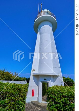 高知県土佐清水市の足摺岬灯台休憩所(広場)付近から灯台を見る 121216942