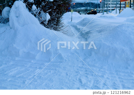 除雪しないので雪で急に狭まる不便な歩道 121216962