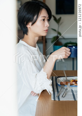 朝食を食べる女性 121216972
