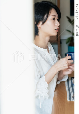 朝食を食べる女性 121216973