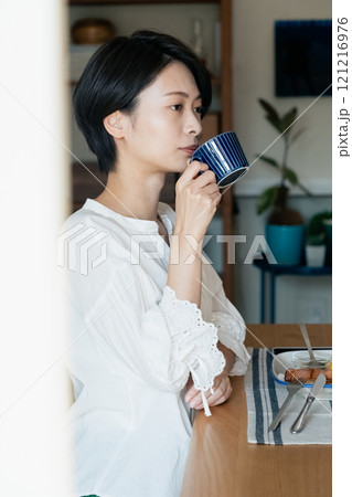 朝食を食べる女性 121216976