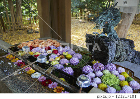 神社 手水舎のある風景 121217101