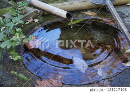 石の手水鉢 水面 121217108