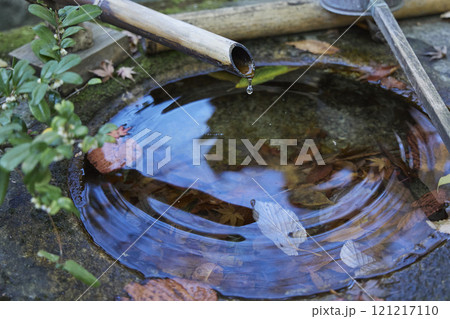石の手水鉢 水面 121217110