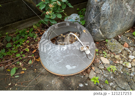 庭に放置された照明器具 121217253