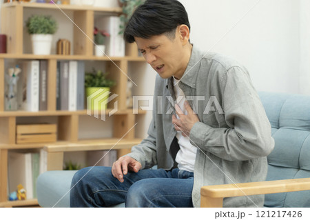 体調不良のミドル男性 胸痛 体調不良のミドル男性 胸痛 121217426