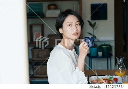 コーヒーを飲む女性 コーヒーを飲む女性 121217884