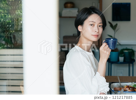 コーヒーを飲む女性 121217885
