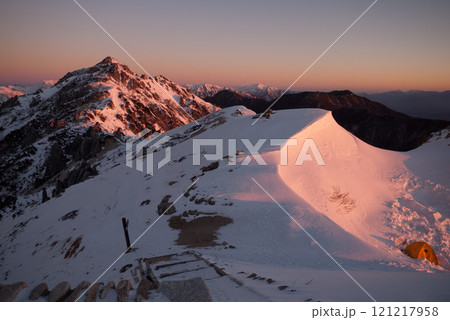 朝焼けの燕岳 121217958