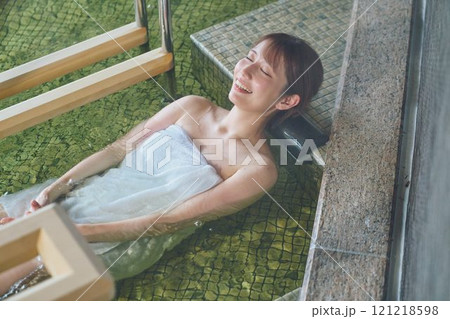 のんびり露天風呂に入る若い女性 撮影協力・白玉の湯 泉慶 のんびり露天風呂に入る若い女性 撮影協力・白玉の湯 泉慶 121218598