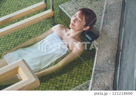 のんびり露天風呂に入る若い女性　撮影協力・白玉の湯 泉慶 121218600