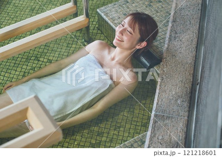 のんびり露天風呂に入る若い女性 撮影協力・白玉の湯 泉慶 のんびり露天風呂に入る若い女性 撮影協力・白玉の湯 泉慶 121218601