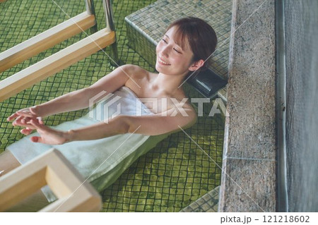 のんびり露天風呂に入る若い女性 撮影協力・白玉の湯 泉慶 のんびり露天風呂に入る若い女性 撮影協力・白玉の湯 泉慶 121218602