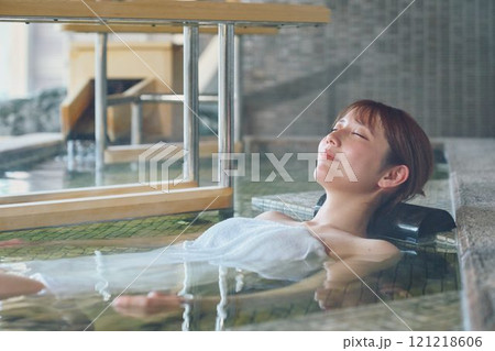 のんびり露天風呂に入る若い女性 撮影協力・白玉の湯 泉慶 のんびり露天風呂に入る若い女性 撮影協力・白玉の湯 泉慶 121218606
