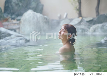 のんびり露天風呂に入る若い女性　撮影協力・白玉の湯 泉慶 121218612