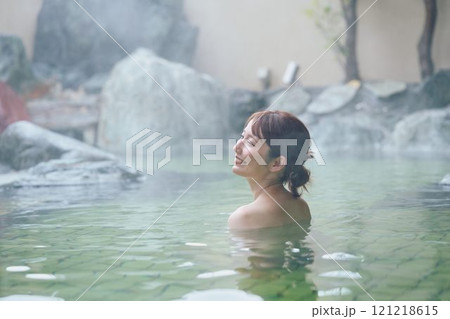 のんびり露天風呂に入る若い女性　撮影協力・白玉の湯 泉慶 121218615