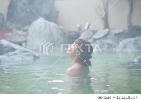 のんびり露天風呂に入る若い女性　撮影協力・白玉の湯 泉慶 121218617